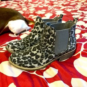 Very G booties!!  Animal print gray/black/white